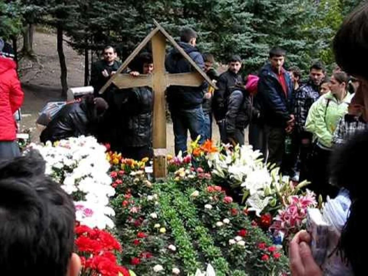PESTE 35.000 DE CREDINCIOSI AU VENIT IN PELERINAJ LA MORMANTUL PARINTELUI ARSENIE BOCA