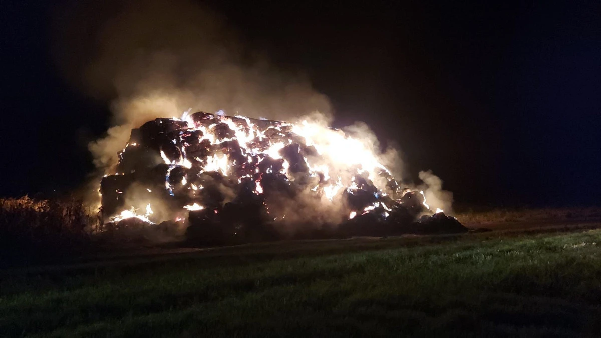 Peste 350 de baloți făcuți scrum la Nădlac, din cauza fulgerului