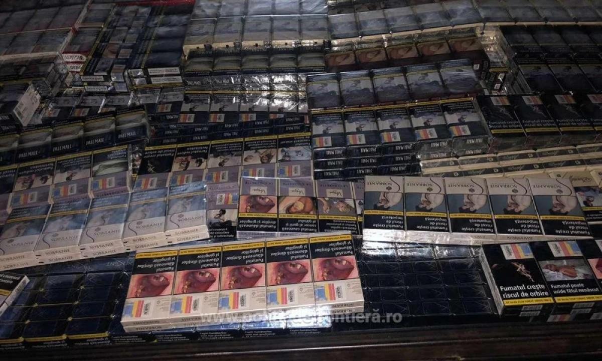 Peste 5.400 de pachete cu ţigări ascunse în plafonul unei autoutilitare, descoperite în Vama Nădlac