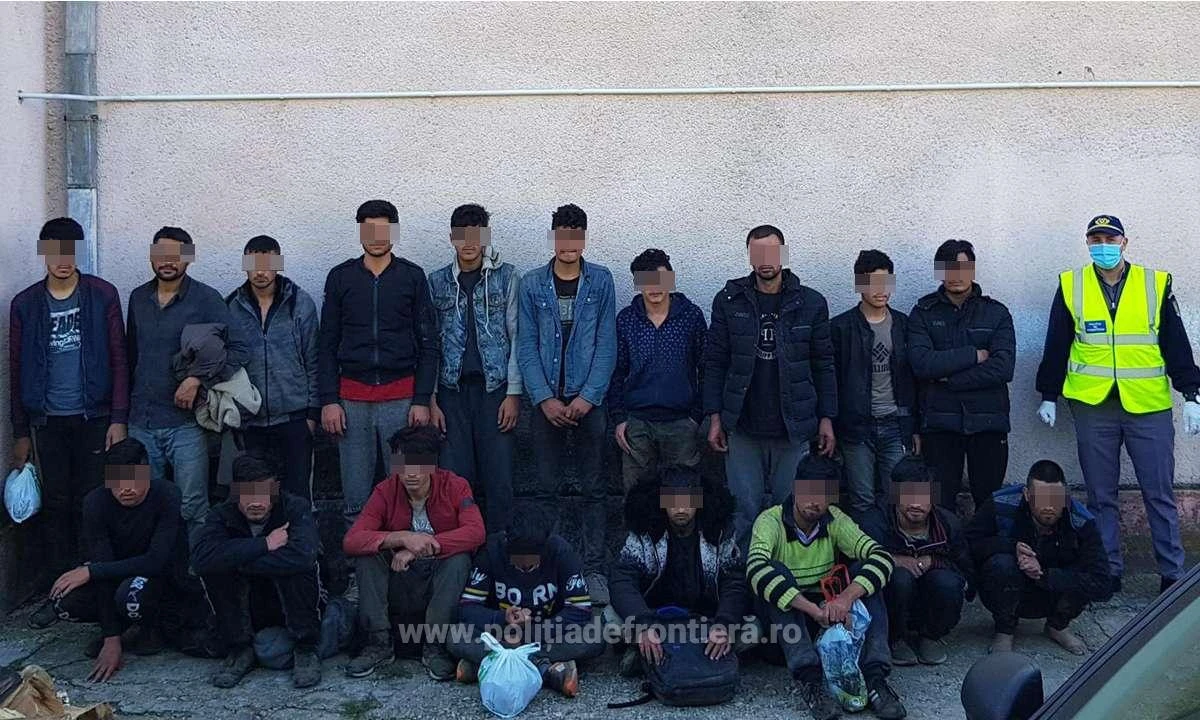 Peste 50 de migranți ascunși în două mijloace de transport, depistați la P.T.F. Nădlac II