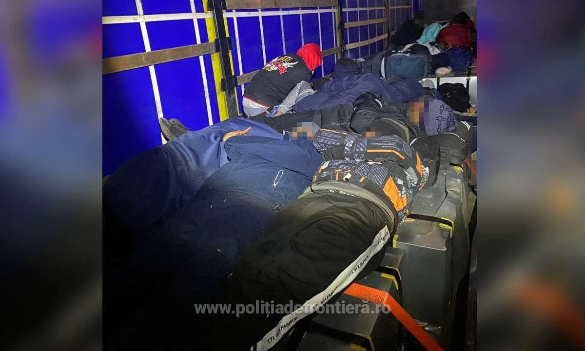 Peste 50 de migranți, găsiți ascunși în TIR-uri, printre huse auto şi piese de maşini, în Arad