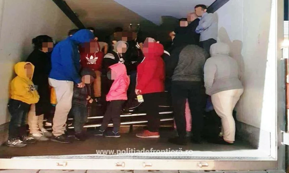 Peste 50 de refugiați au fost găsiți la Nădlac, ascunși într-un TIR printre butoaie cu miere