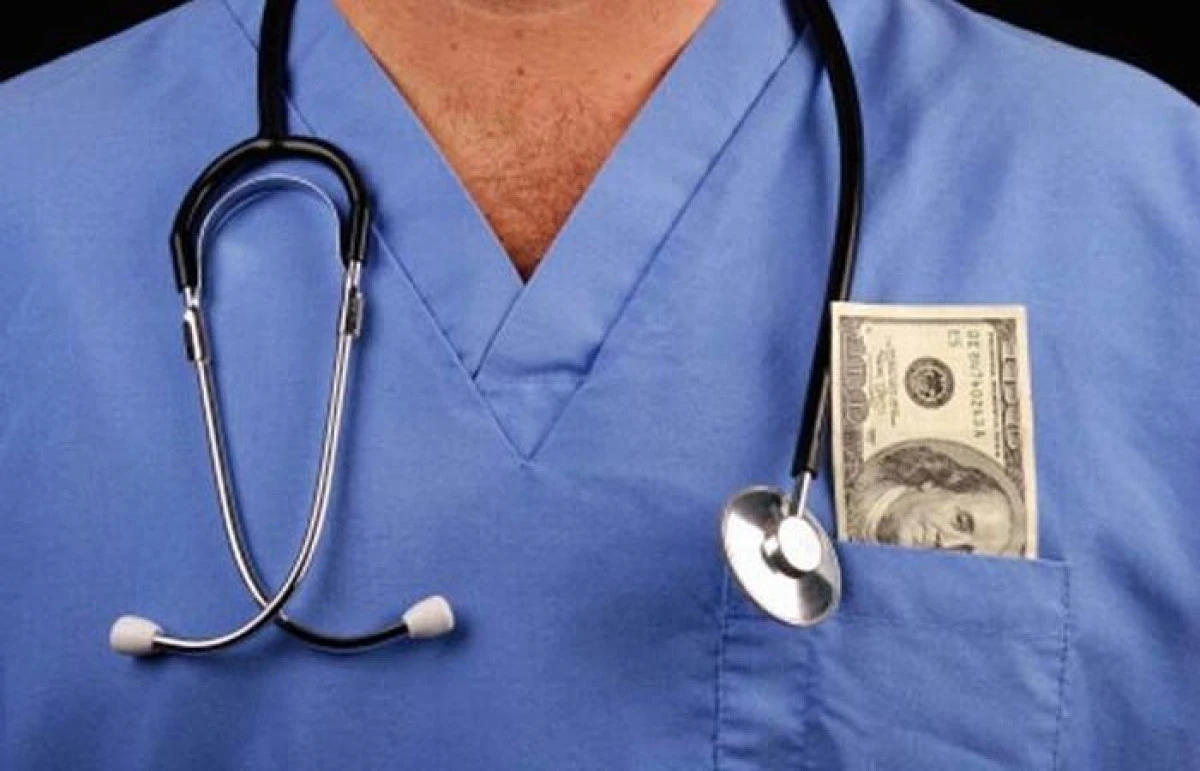 PESTE 50% DINTRE ROMANI DAU BANI MEDICILOR, DAR SI PAZNICILOR DIN SPITALE