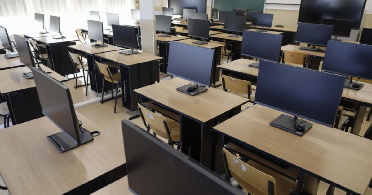 Peste 5000 de elevi din judeţul Arad vor fi aşteptaţi în noul an şcolar cu echipamente digitale noi în clase