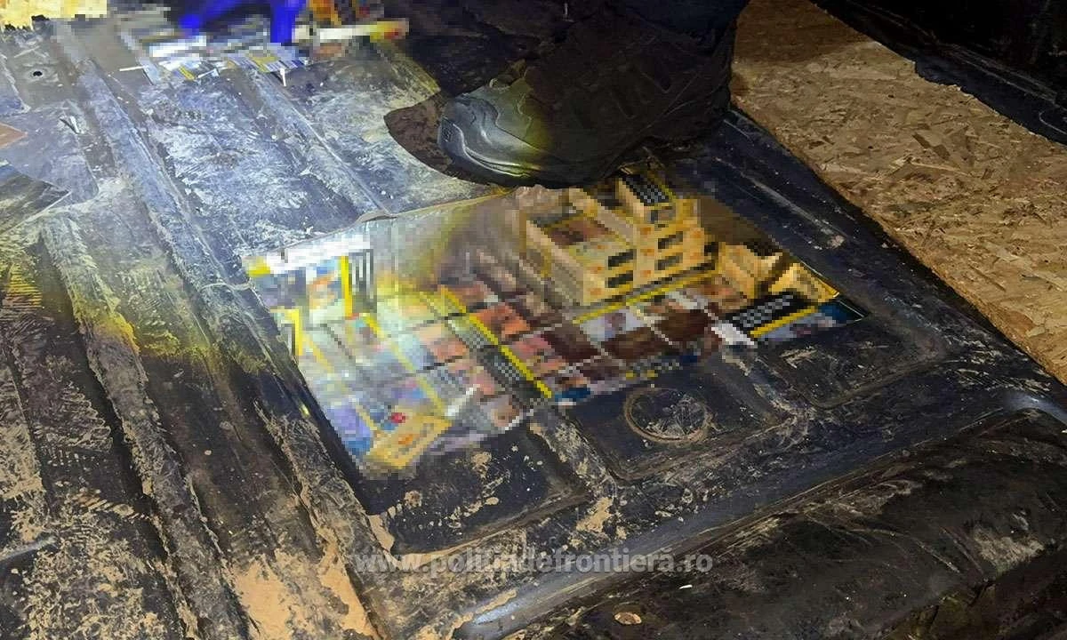Peste 54.000 de țigarete, depistate în ușile, podeaua, scaunele și pereții unui microbuz, la Nădlac