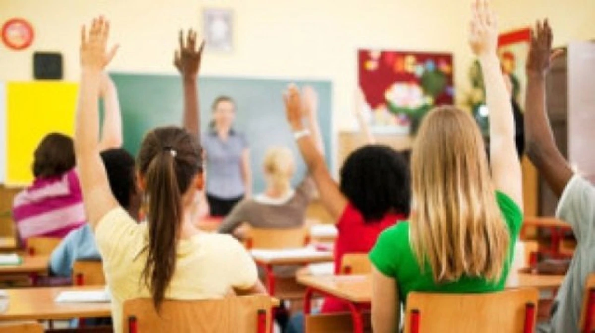 Peste 6.500 de elevi arădeni vor beneficia de burse
