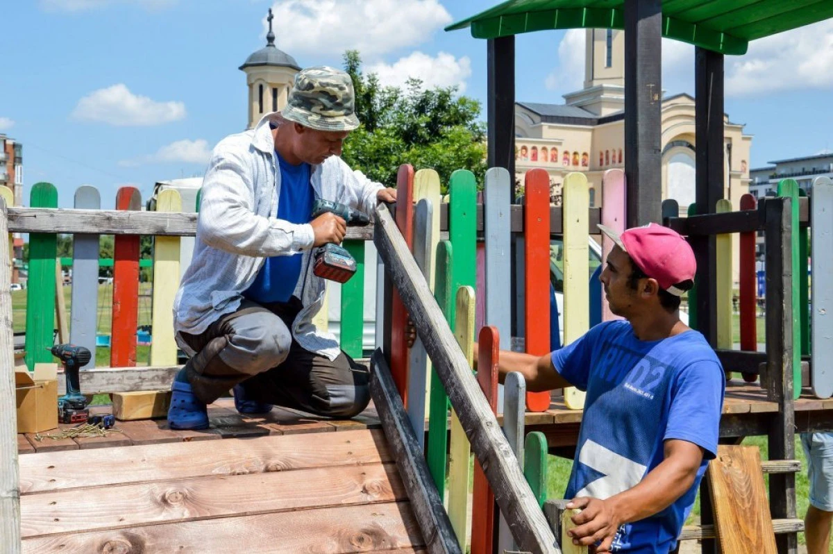 Peste 60 de locuri de joacă din municipiu vor beneficia de lucrări de reparaţii în următoarea perioadă