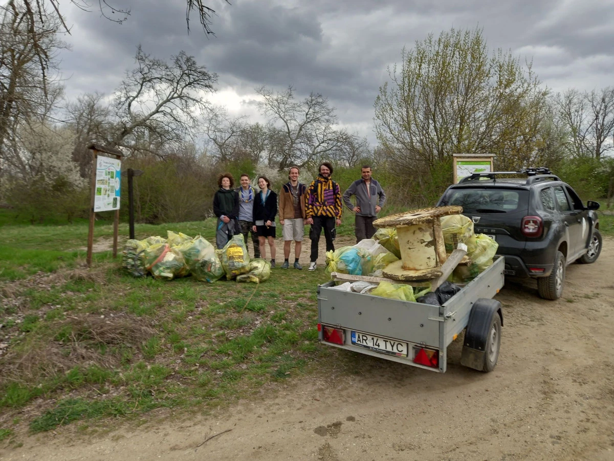 Peste 70 de saci cu gunoi strâns în Parcul Natural Lunca Mureșului