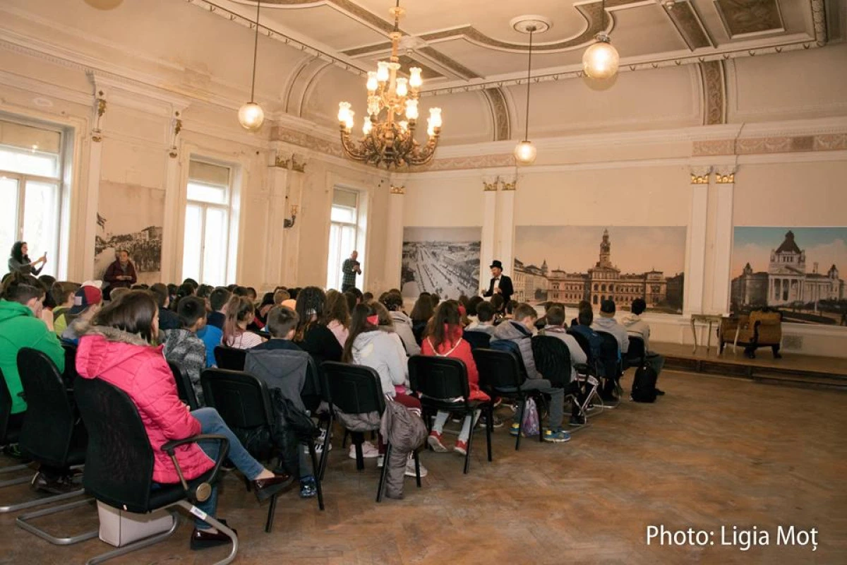 Peste 750 de elevi arădeni interesați de istoria locală, în vizită la Consiliul Județean   