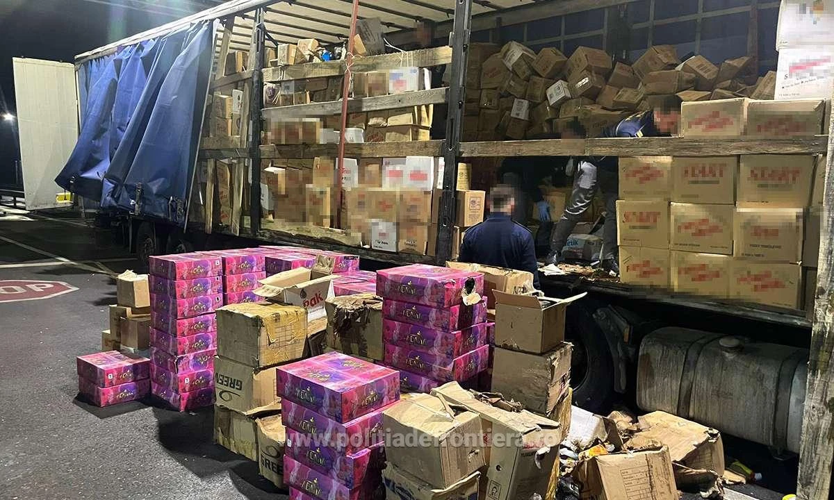 Peste cinci tone de tutun fără acte şi 23 de migranţi, într-un TIR verificat la frontieră