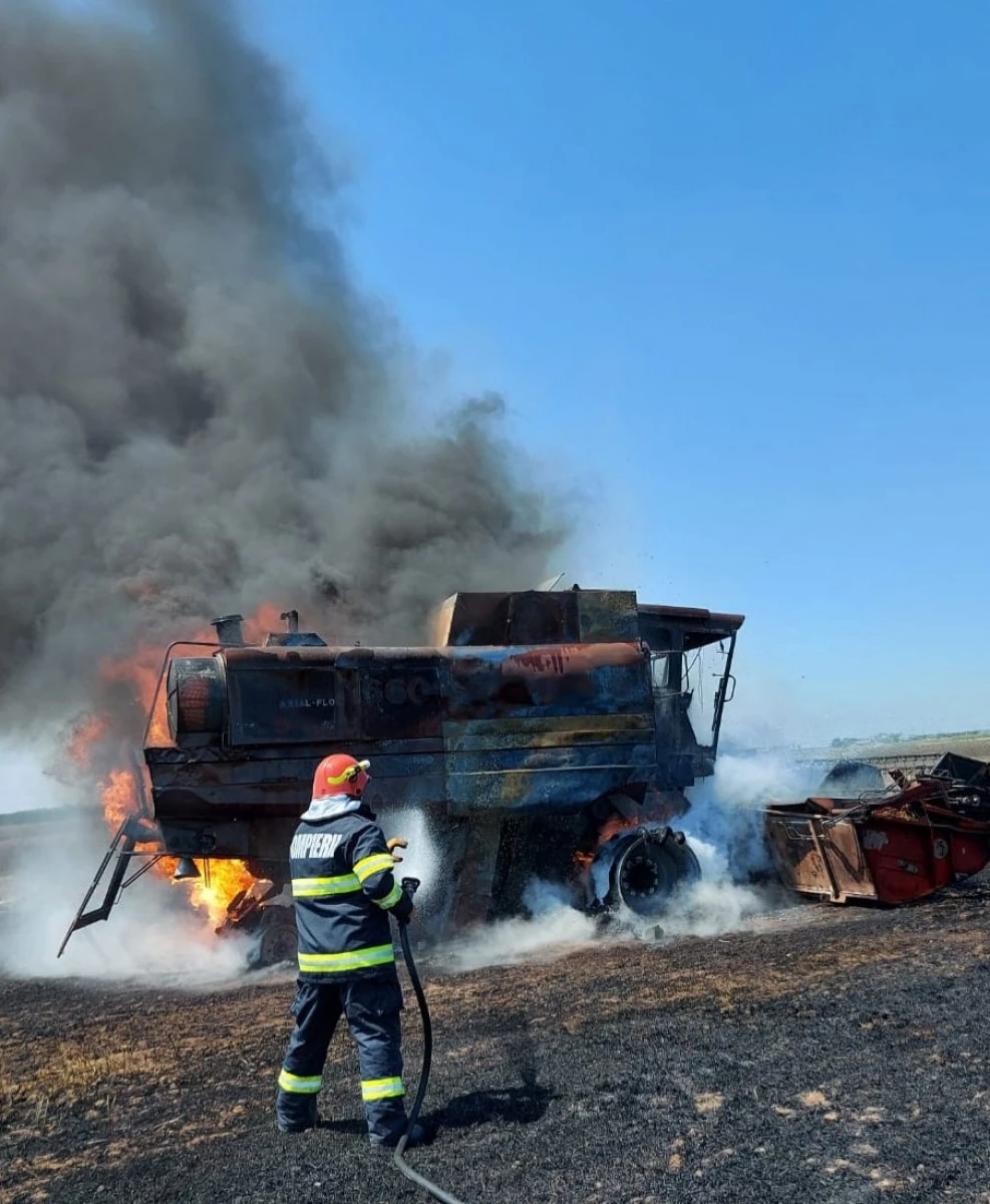 Peste două ore de intervenție a pompierilor la o combină care a luat foc la Pilu