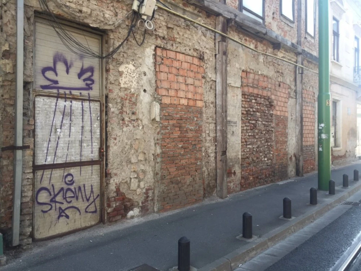 Peste o mie de arădeni plătesc supraimpozit pe clădirile în paragină