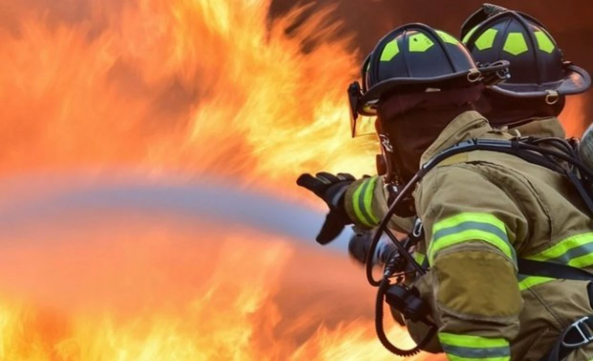 Peste o sută de case, distruse de un incendiu uriaş din apropiere de Los Angeles