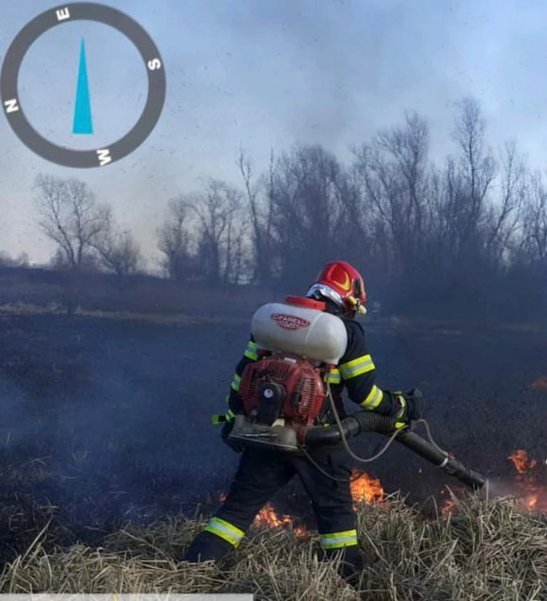 Peste o sută de incendii de vegetaţie, stinse de pompierii arădeni în această vară