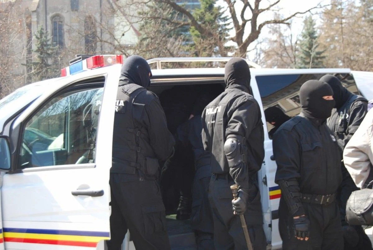 PESTE O SUTA DE PERCHEZITII LA O GRUPARE SUSPECTATA DE FRAUDE INFORMATICE