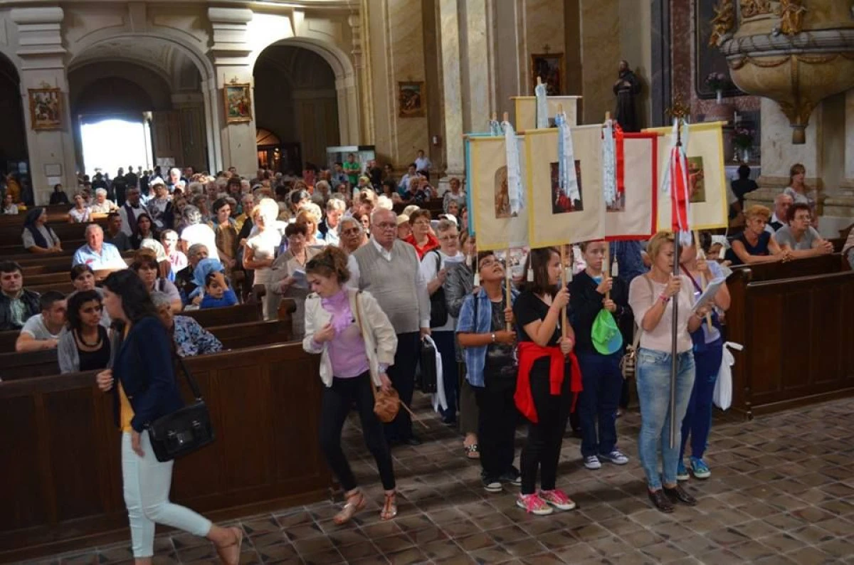 PESTE ZECE MII DE CREDINCIOSI S-AU RUGAT LA MANASTIREA RADNA, DE SFANTA MARIA MICA (FOTO)