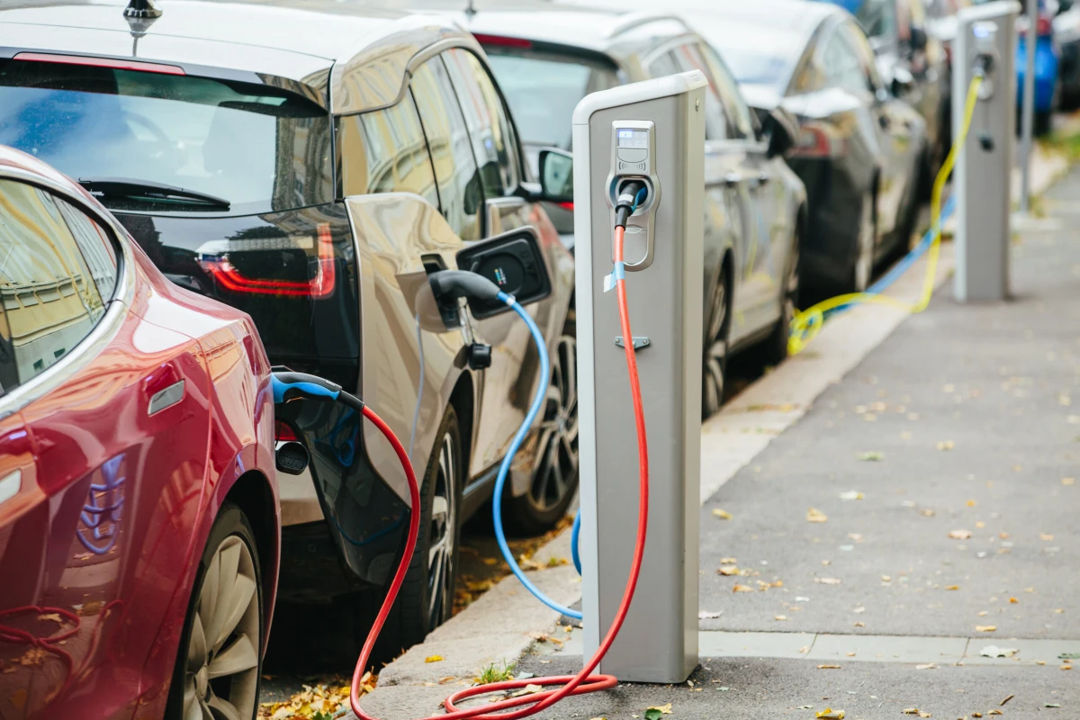 Piața auto electrică din România a crescut puternic în martie 2026. Tesla domină clasamentul, iar BYD urcă rapid