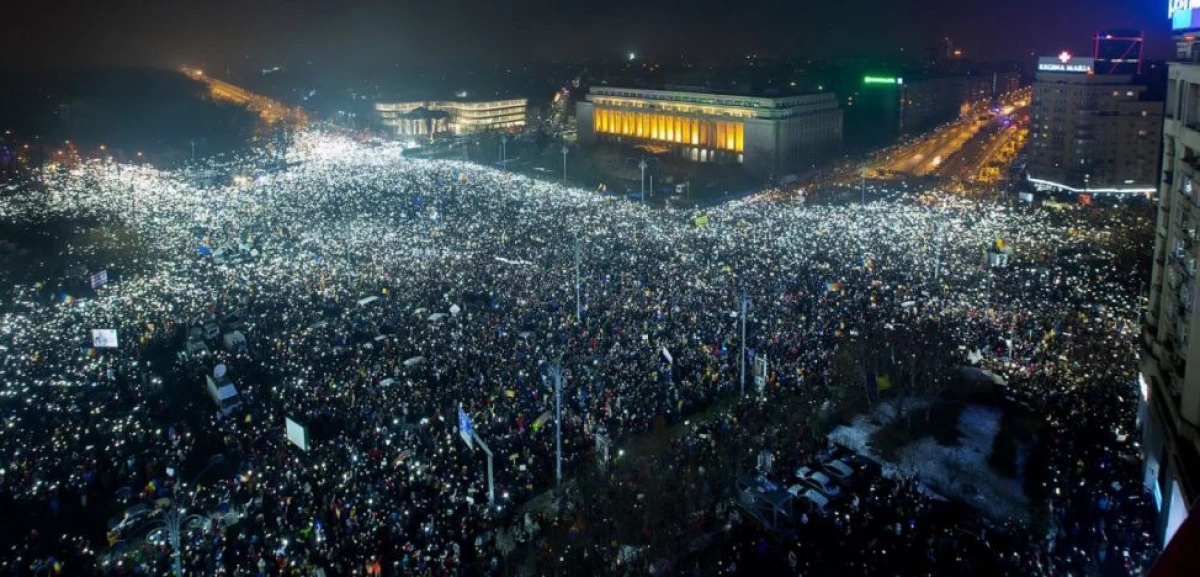 Piața Victoriei cu luminițe, imaginea care a făcut înconjurul lumii