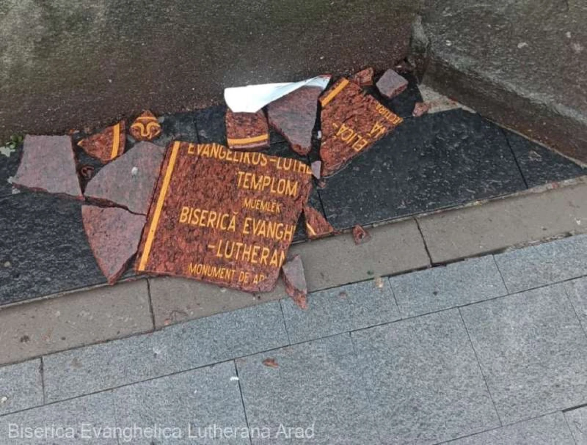 Plăcuţa de pe zidul Bisericii Evanghelice Lutherane din Arad a fost vandalizată