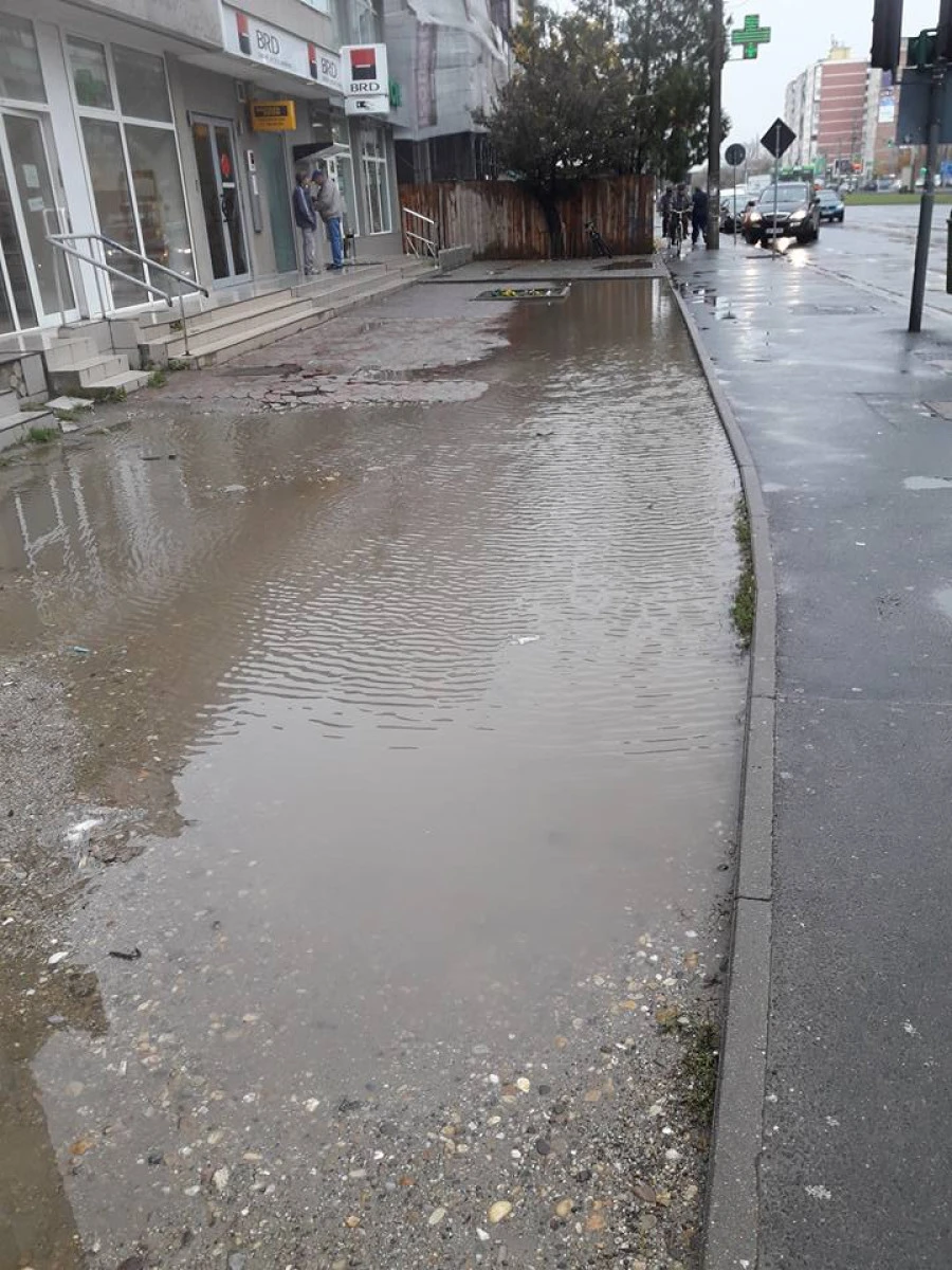 Ploaia de ieri a umplut „piscinele” de pe Vlaicu