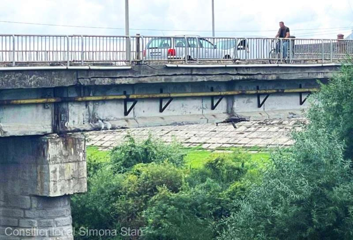 Podul din Chișineu-Criș, peste care trec zilnic peste 30.000 de maşini, în stare avansată de degradare