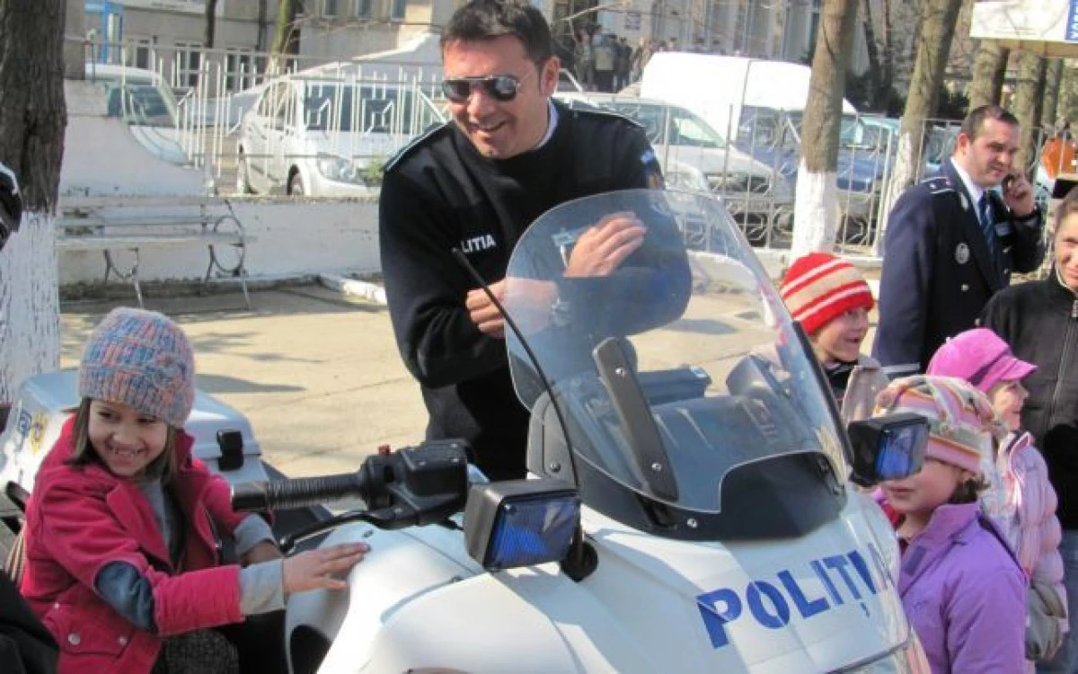 POLITISTII ARADENI, ALATURI DE CEI MICI, CU PRILEJUL ZILEI INTERNATIONALE A COPILULUI