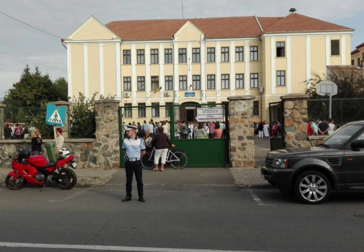 Polițiștii arădeni, alături de elevi în prima zi de școală