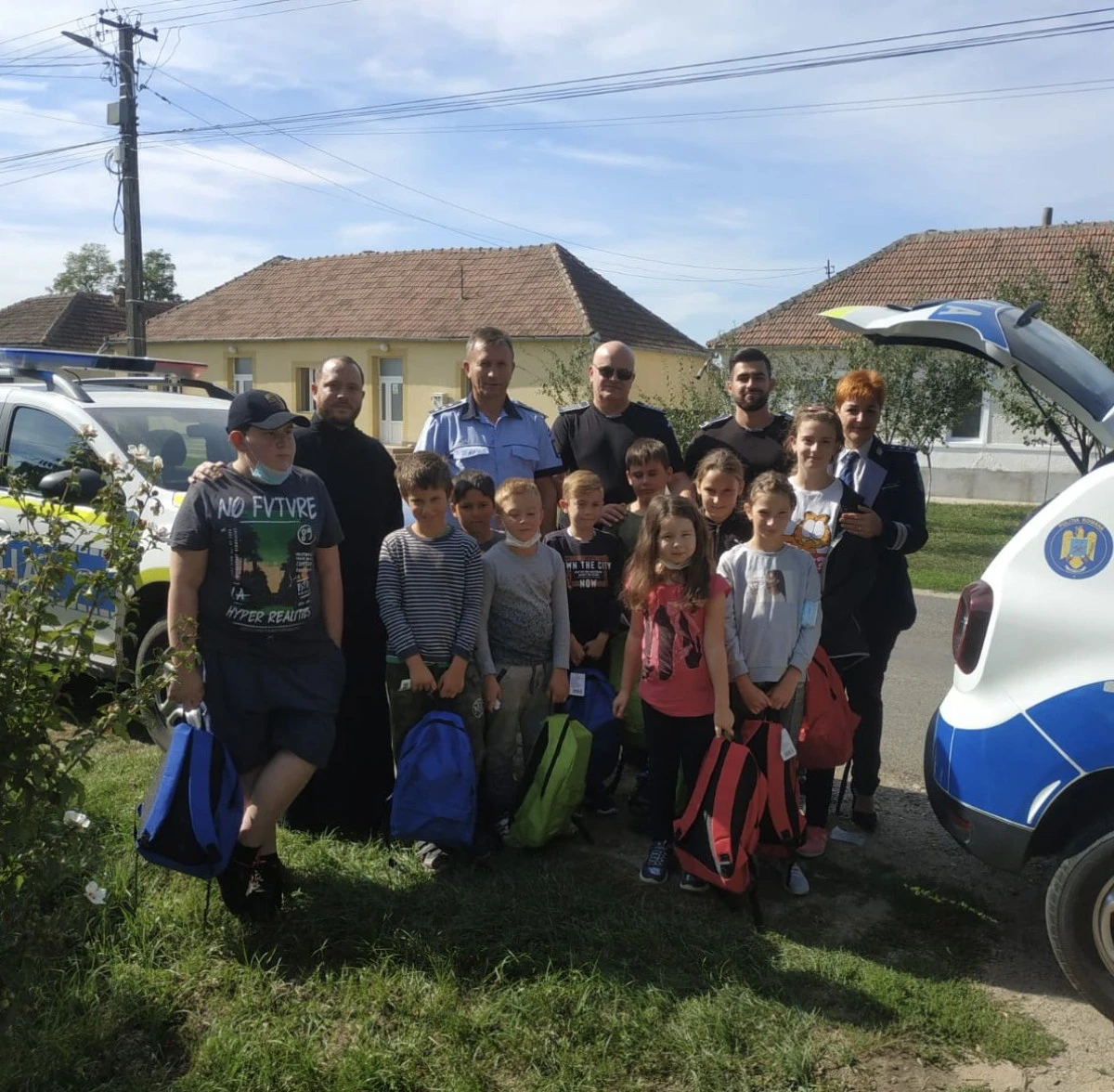 Poliţiştii arădeni au dăruit copiilor din mediul rural  ghiozdane şi rechizite