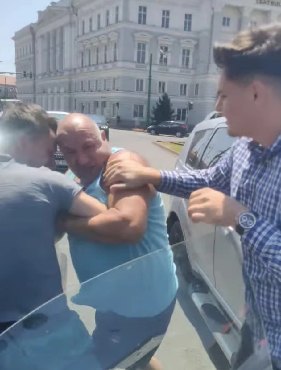 Polițiștii arădeni au deschis un dosar penal, în cazul șoferului care a agresat un tânăr în centrul Aradului