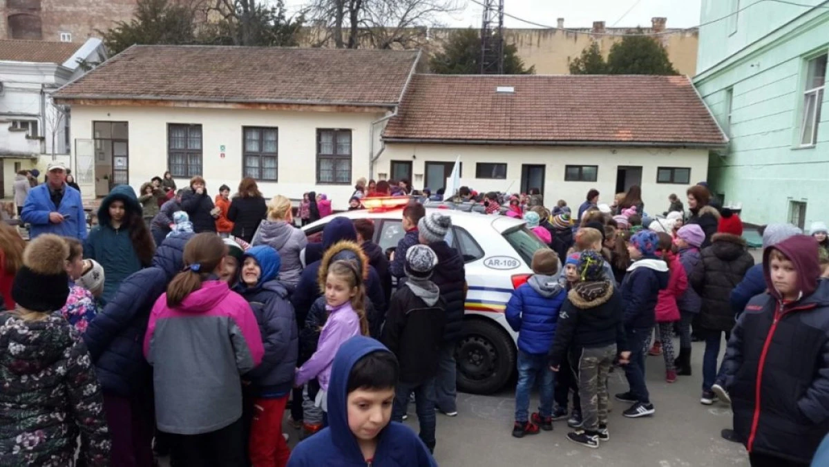 Polițiștii arădeni au fost alături de copii, în cadrul programului „Şcoala Altfel“