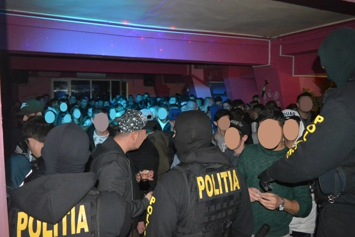 Polițiștii arădeni au luat cu asalt discotecile din Lipova! Peste 180 de persoane legitimate