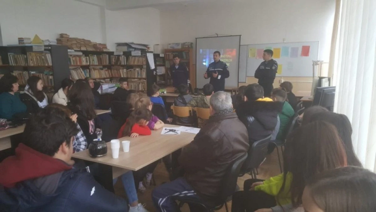 Polițiștii arădeni au participat la o acțiune de prevenire la Școala Gimnazială „Adam Nicolae”