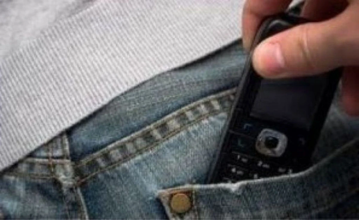 POLITISTII ARADENI AU PRINS UN HOT DE TELEFOANE MOBILE