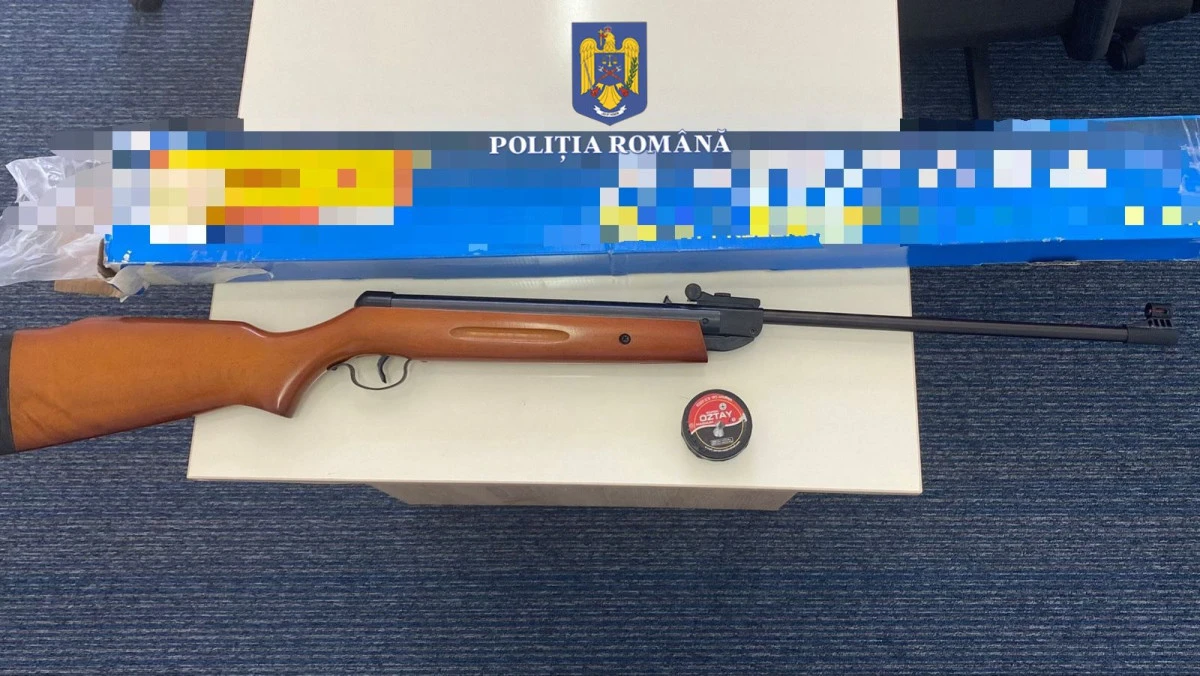 Polițiștii arădeni au reținut doi bărbați care vindeau ilegal arme