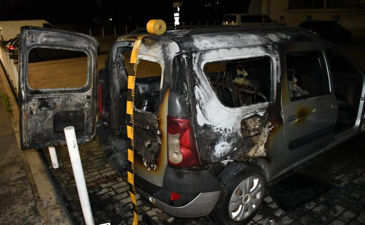 Polițiștii arădeni au reținut doi tineri care au incendiat un autoturism, pe strada Corneliu Coposu
