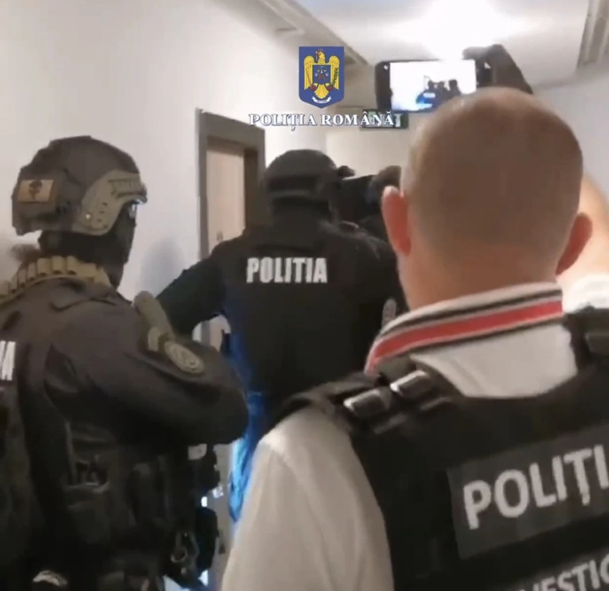 Polițiștii arădeni au reținut trei bărbați care au șantajat administratorul unei societăți comerciale