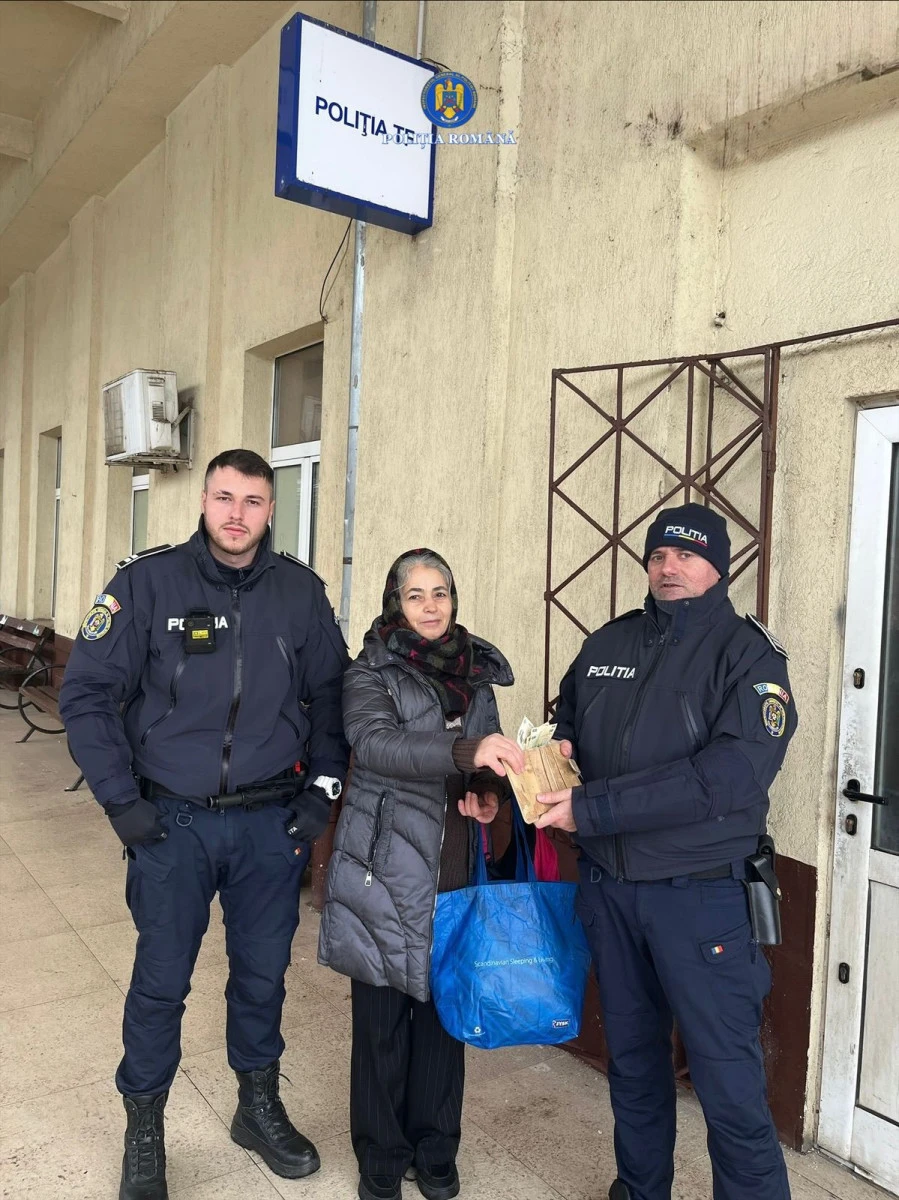 Polițiștii arădeni au returnat unei femei portmoneul pierdut în Gara Aradu Nou
