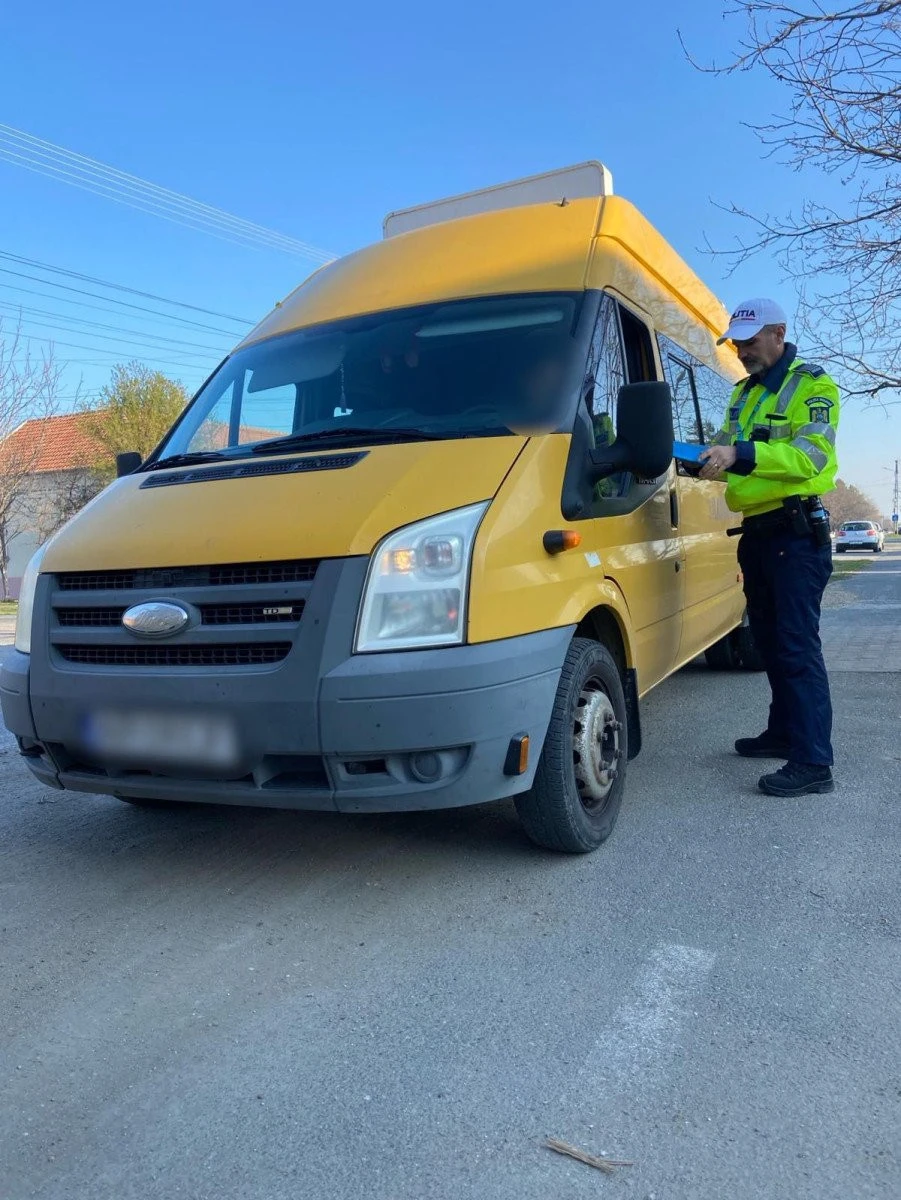 Polițiștii arădeni au verificat autovehiculele destinate transportului de elevi
