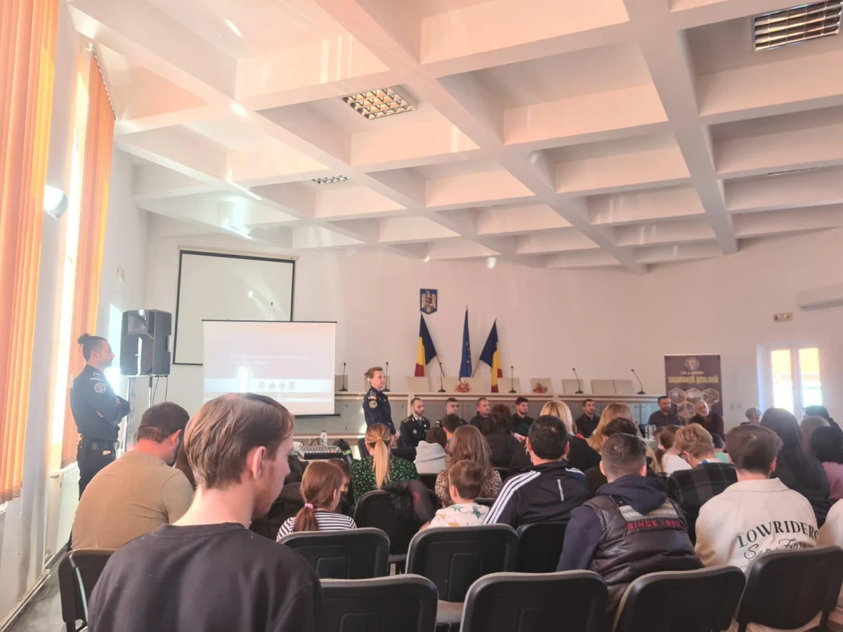 Polițiștii arădeni continuă campania "Tăcerea e tot violență, vocea ta e soluția”