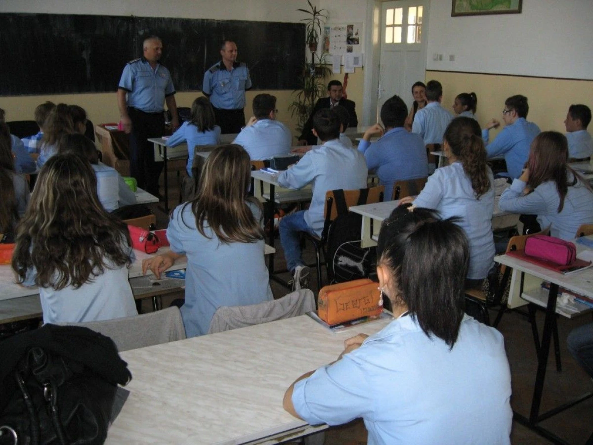 POLITISTII ARADENI DESFASOARA ACTIVITATI DE PREVENIRE A CONSUMULUI DE DROGURI LA COLEGIUL ECONOMIC