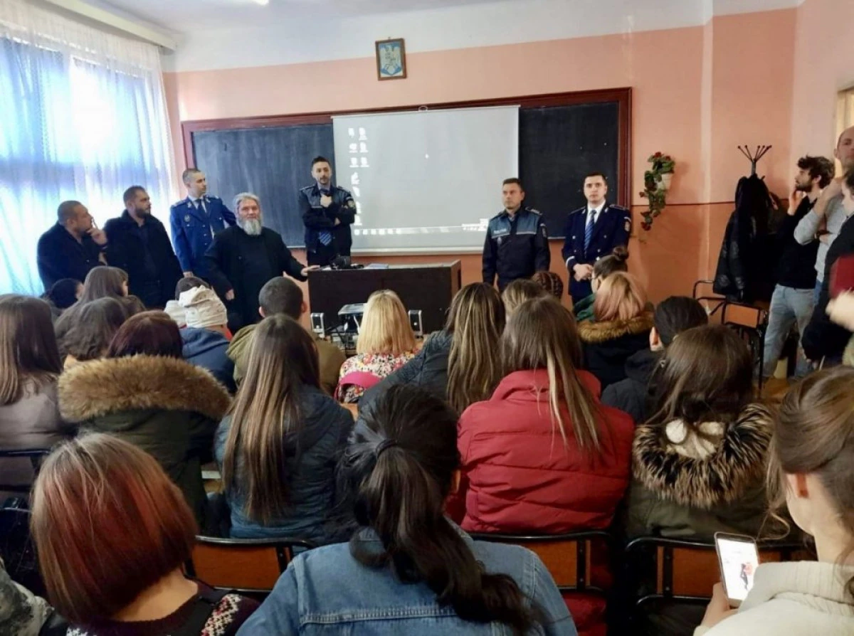 Polițiștii arădeni, în mijlocul elevilor, în săptămâna „Şcoala altfel”