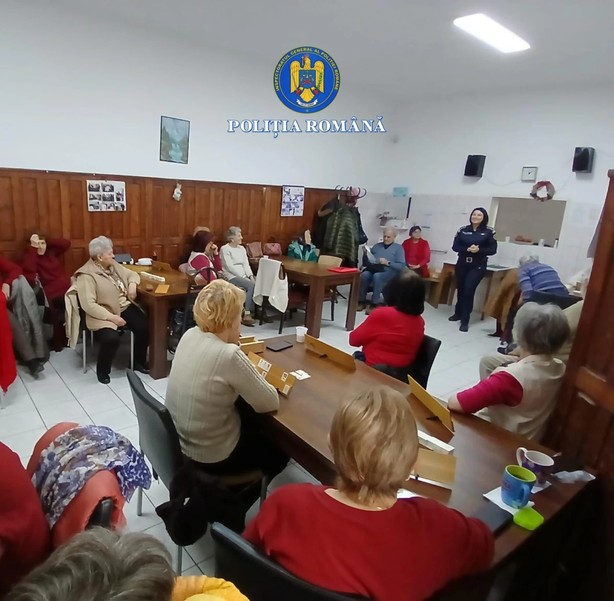 Polițiștii arădeni, în mijlocul seniorilor. Campanie de prevenire a fraudelor și a violenței domestice