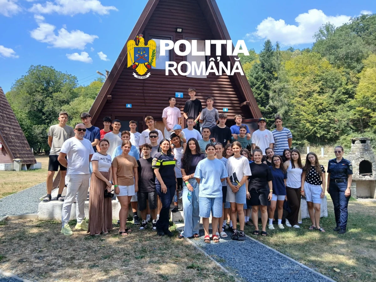 Polițiștii arădeni, întâlnire cu tinerii din Tabăra Căsoaia. Recomandări pentru o vacanță în siguranță