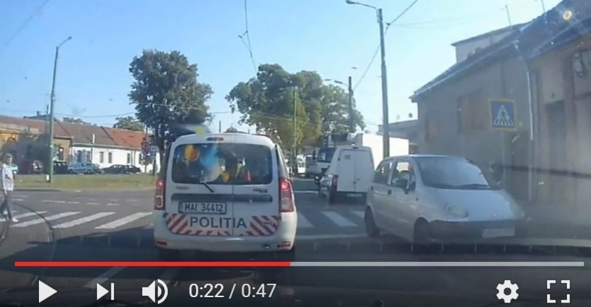 Poliţiştii arădeni nu ţin cont de regulile care ar lăsa orice şofer fără permis (VIDEO)