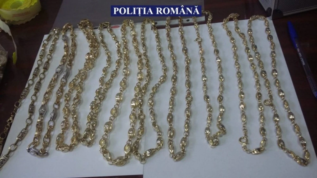 Polițiștii au confiscat aproape patru kilograme de bijuterii și pietre prețioase
