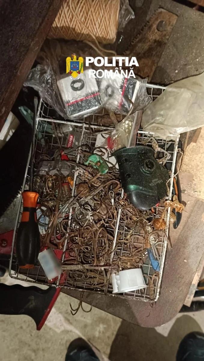 Polițiștii au făcut percheziții în Arad și Timiș și au reținut 5 bărbați acuzați de braconaj piscicol