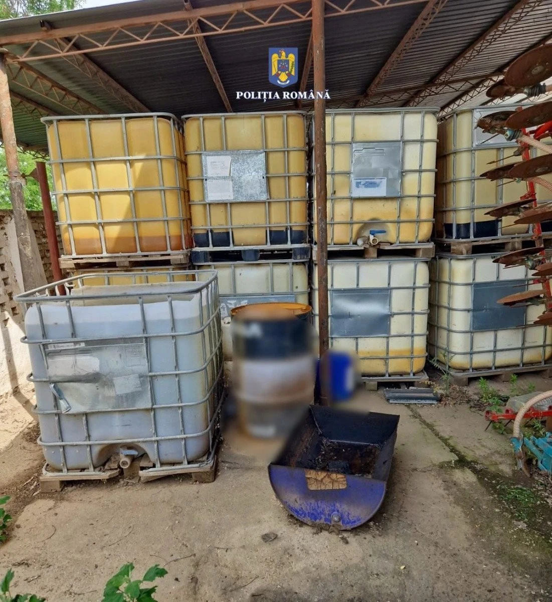Polițiștii au găsit 1.500 de litri de uleiuri uzate și carburanți
