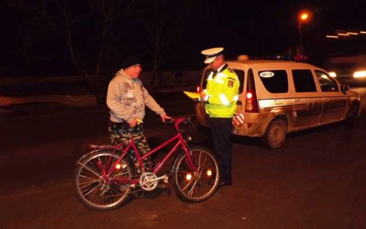 Poliţiştii au ieşit noaptea să verifice traficul rutier şi au dat peste... biciclişti