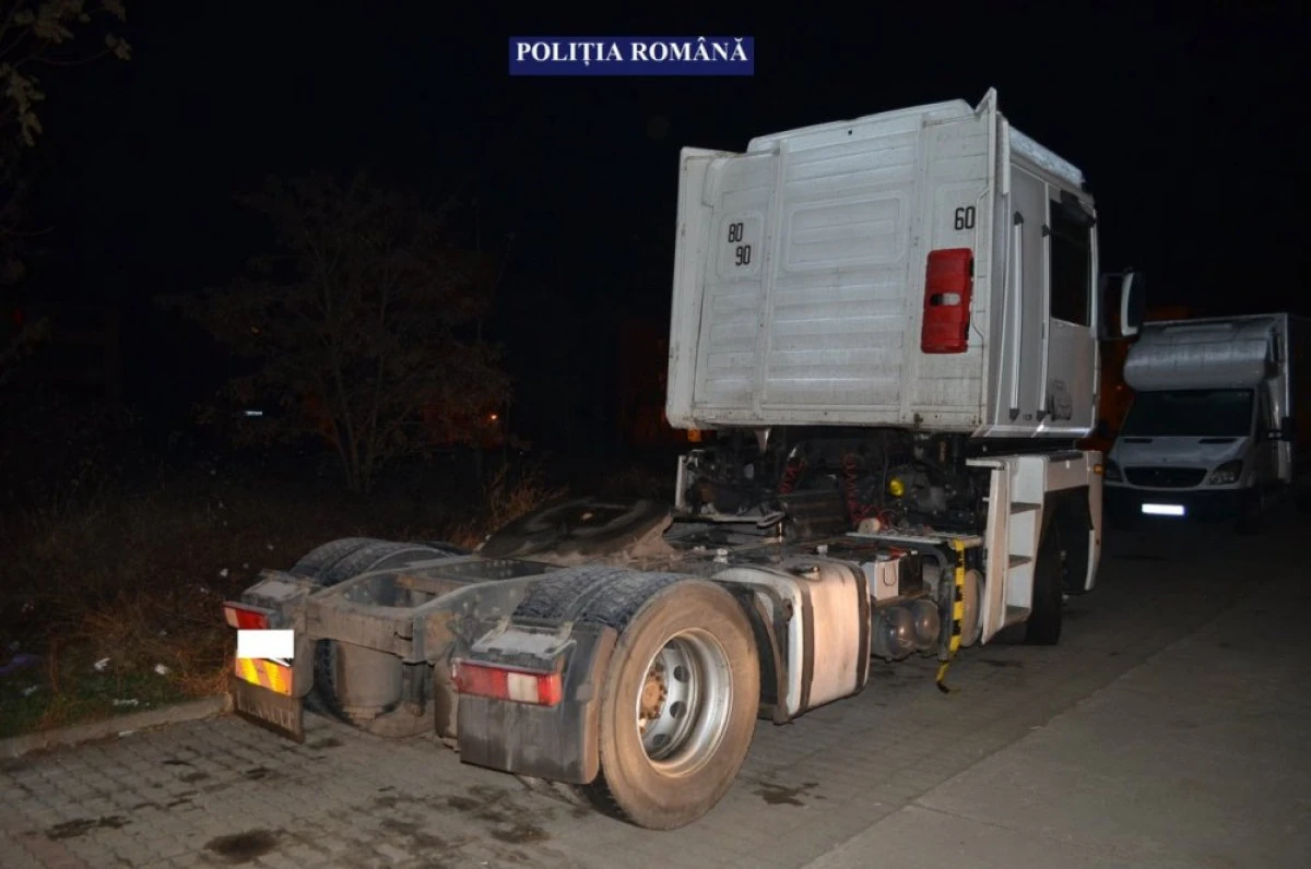 Polițiștii au prins în flagrant doi hoți, care furau acumulatorii unui TIR