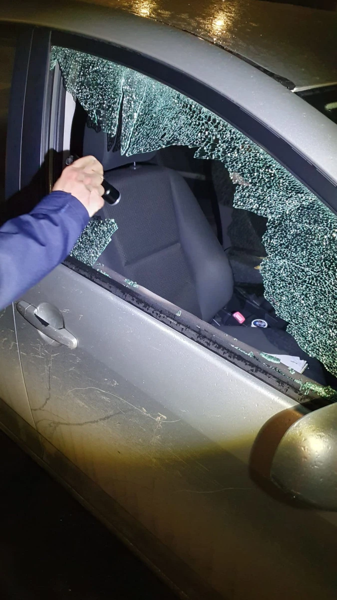 Polițiștii au prins în Șiria un tânăr care a spart nu mai puțin de 11 autoturisme